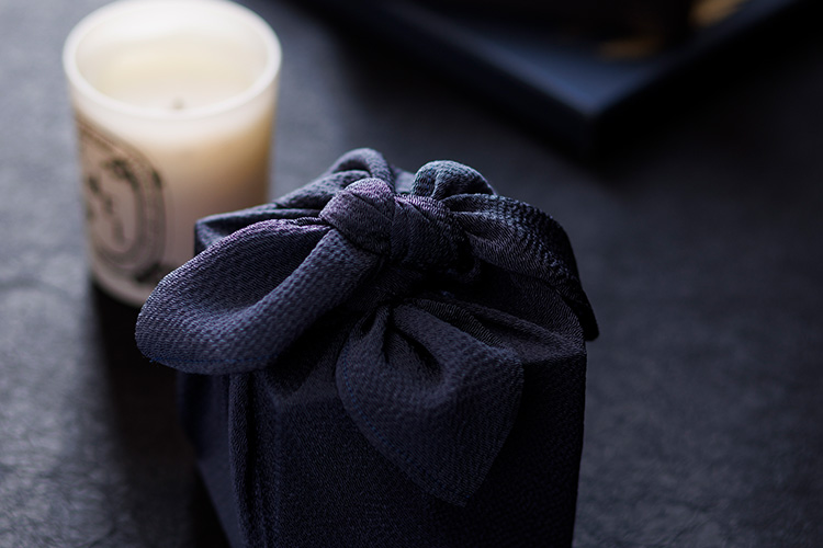 クリスマスギフトをラッピング