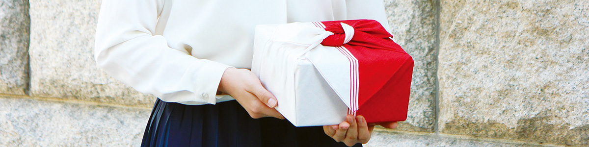 結婚祝いにふろしきを贈る