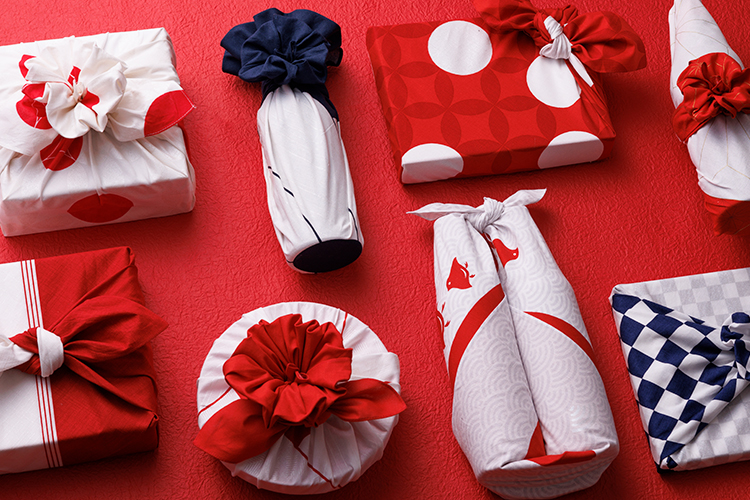 結婚式のギフトをふろしきラッピング