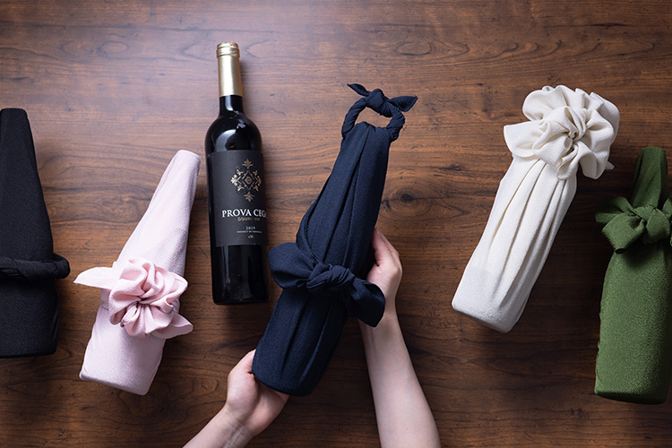 結婚式のギフトをふろしきラッピング