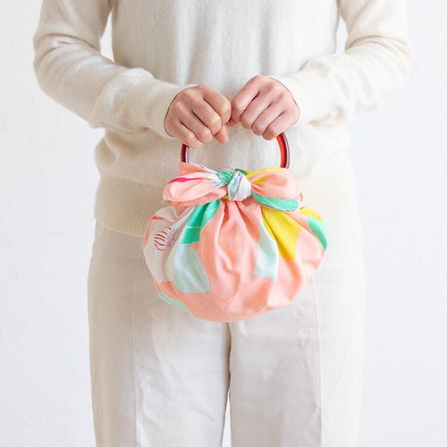 Mサイズの風呂敷のいちごバッグ